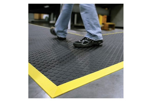 Améliorer le confort de travail avec un tapis anti-fatigue - Prévention BTP