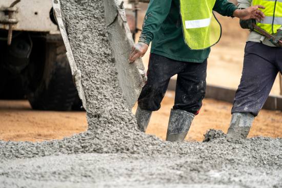 ouvrier coule beton liquide