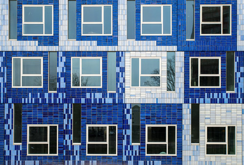 belle-photo-immeuble-differents-carreaux-bleus